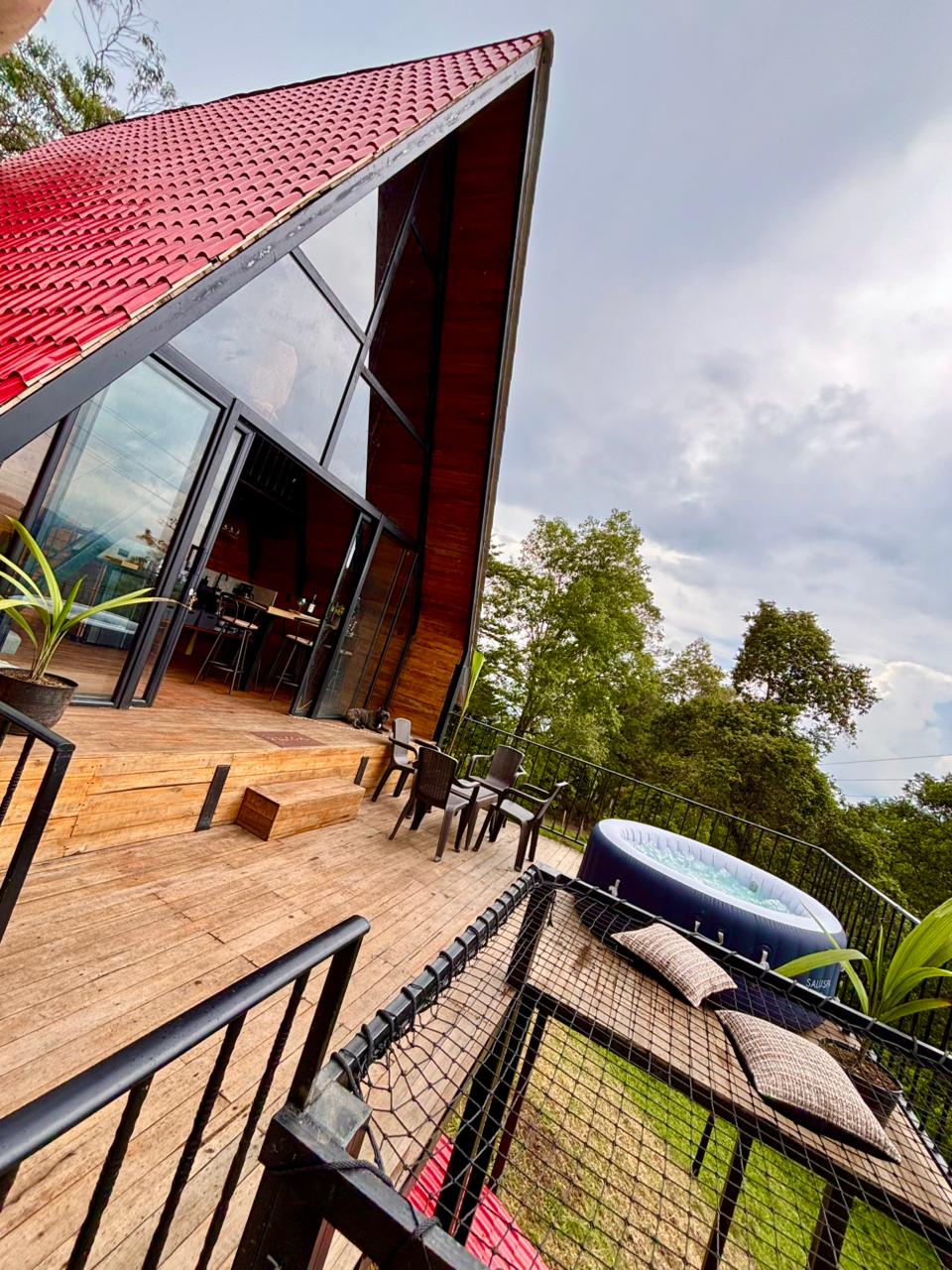 Deck de madera y jacuzzi inflable en El Pinar